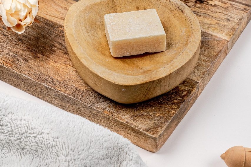 Podłogi łazienkowe – jak wybrać drewno do łazienki